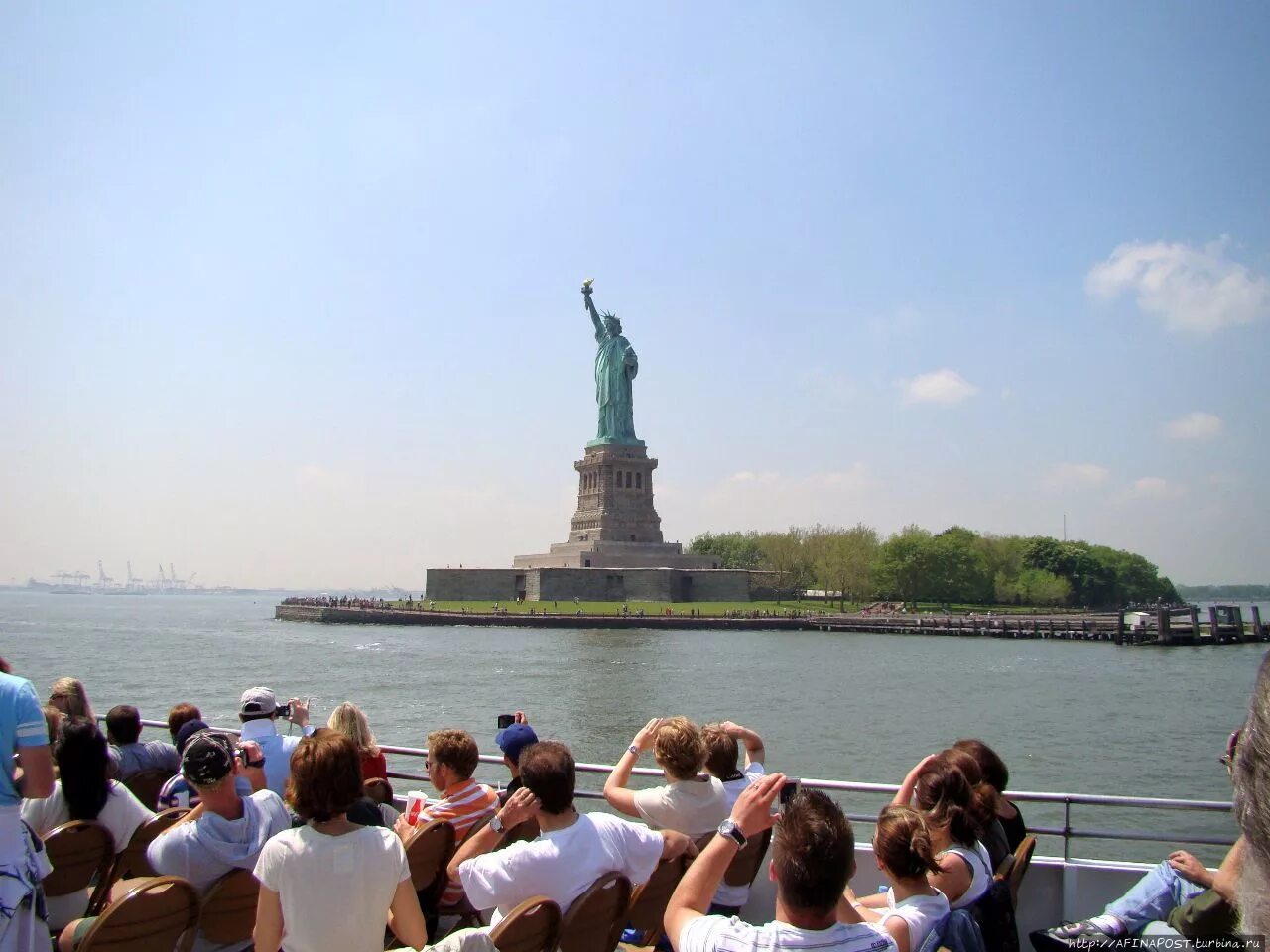 Первая очередь свободы. Статуя свободы Нью-Йорк. Статуя свободы Нью-Йорк туристы. Экскурсия на статую свободы в Нью-Йорке. Смотровая площадка статуи свободы США.