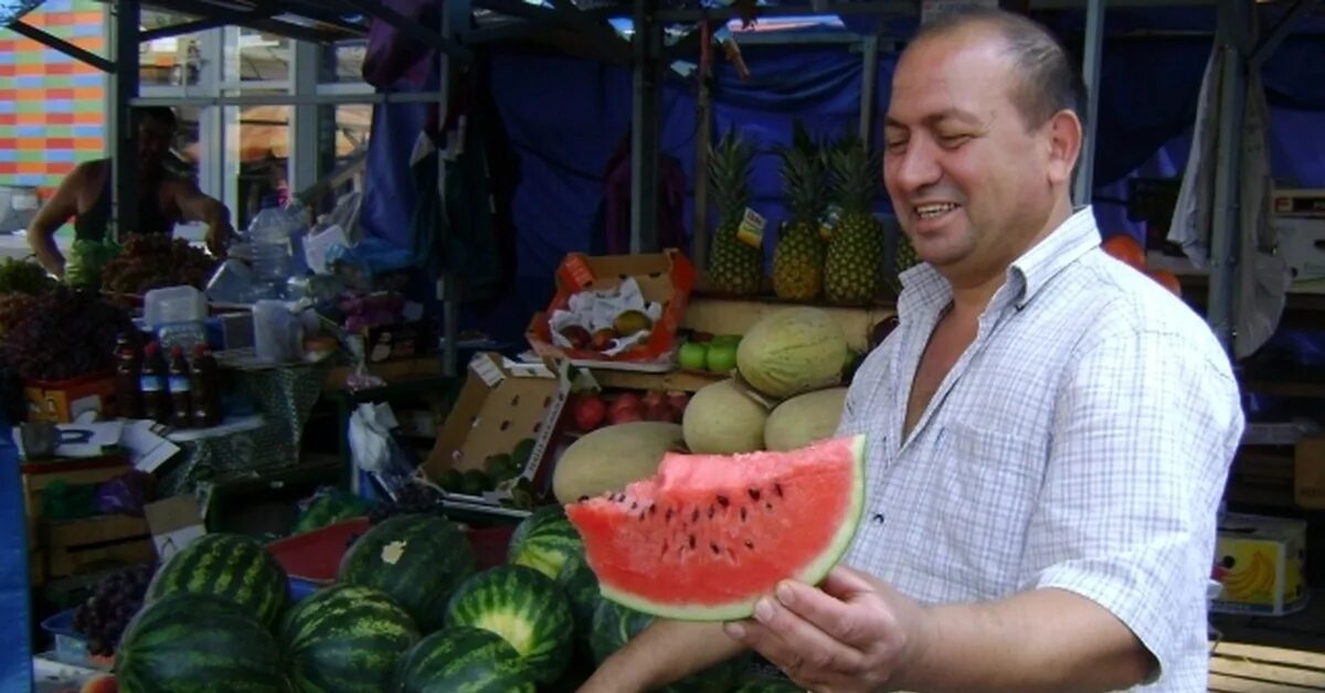 Арбуз купить рынок. Арбузы на рынке. Азербайджанец с арбузами на рынке. Арбузный рынок. Мужик с арбузами на рынке.