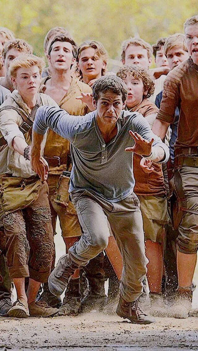 Бежать б. Декстер дарден бегущий в лабиринте. Бегущий в лабиринте фильм 2014. Кая скоделарио бегущий в лабиринте. Декстер дарден бегущий в лабиринте.