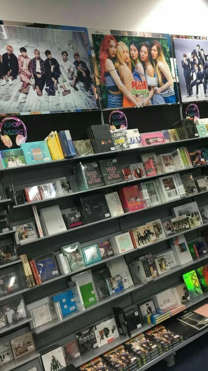 Магазин k pop альбомов. K pop магазин. kpop магазины. корейский магазин k-pop. кей поп магазин.