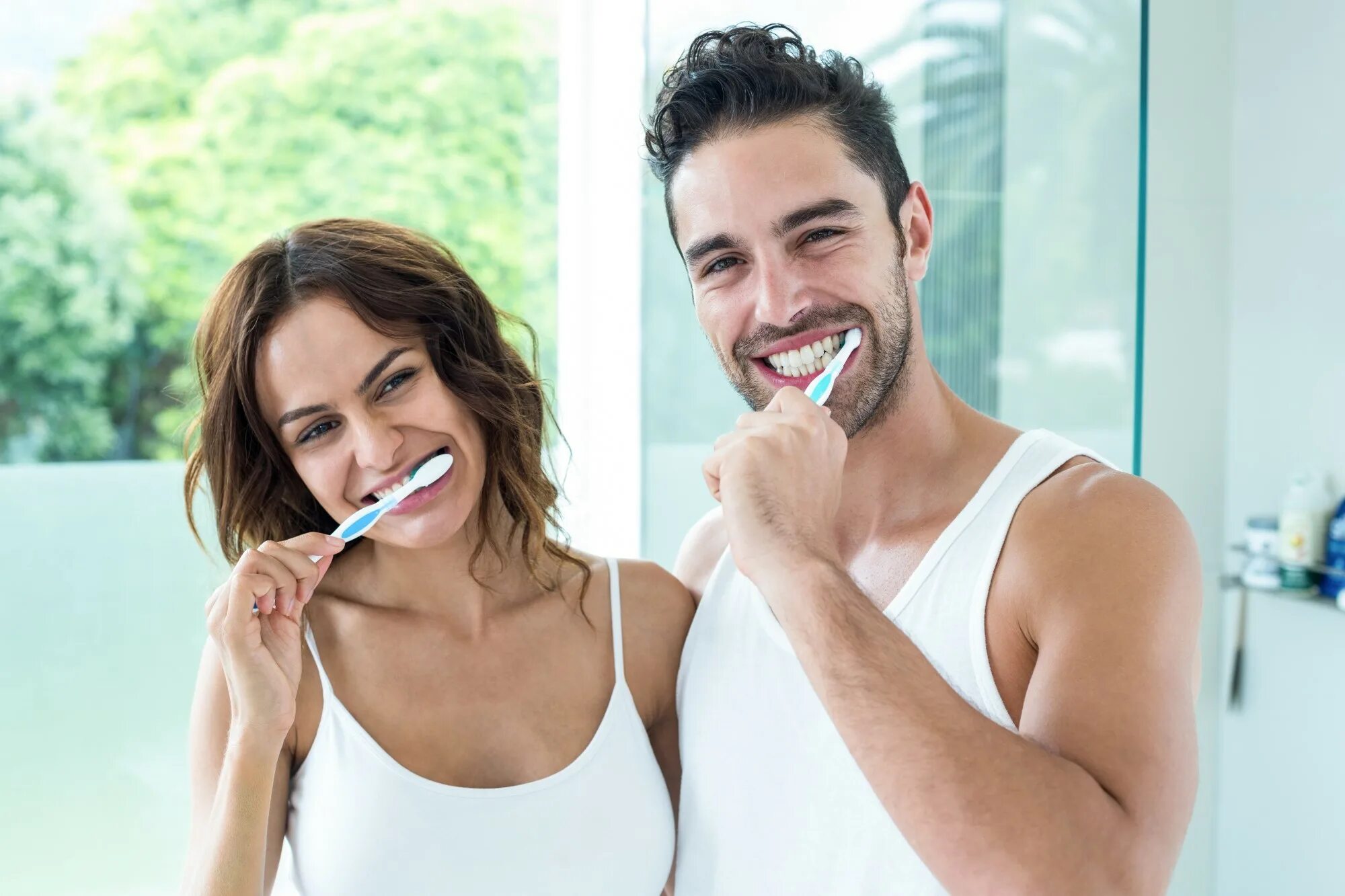 Чистка зубов мужчина. Мужчина с зубной щеткой. Парень и девушка чистят зубы. Чистим зубы!.