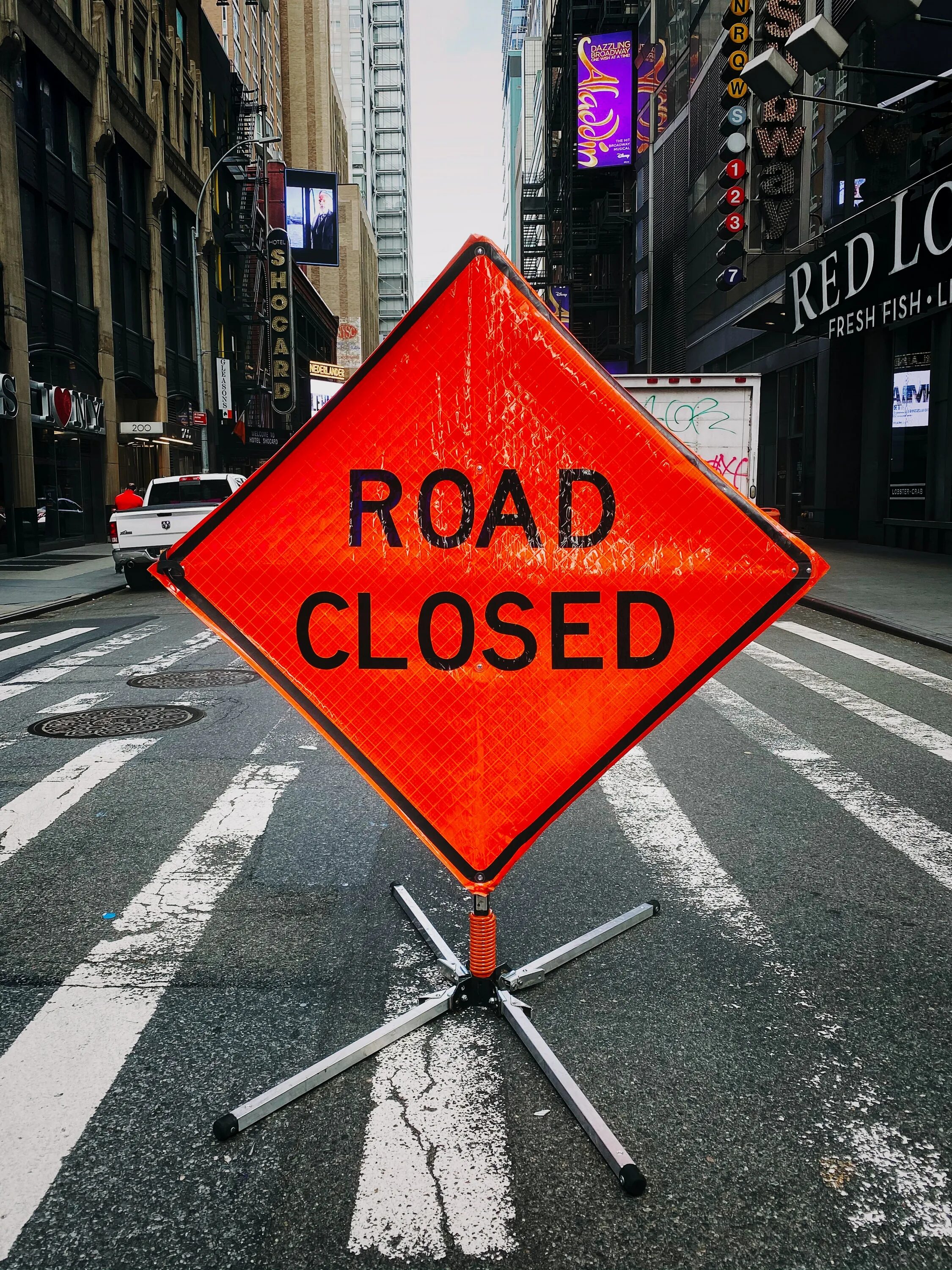 Road is closed. Знаки с надписями. заставка closed.