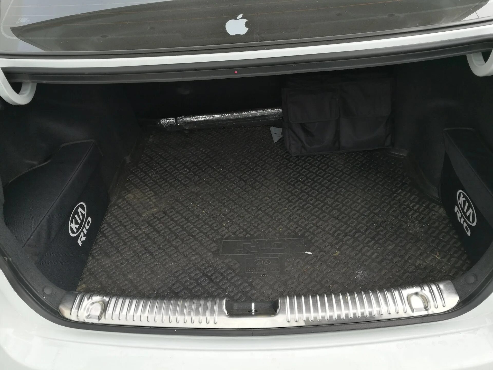 Багажник рио 3 седан. Kia rio 2005 багажник. Kia rio 2013 пол багажника. Коврик в багажник киа рио 3 седан. Габариты багажника киа рио 3 седан.