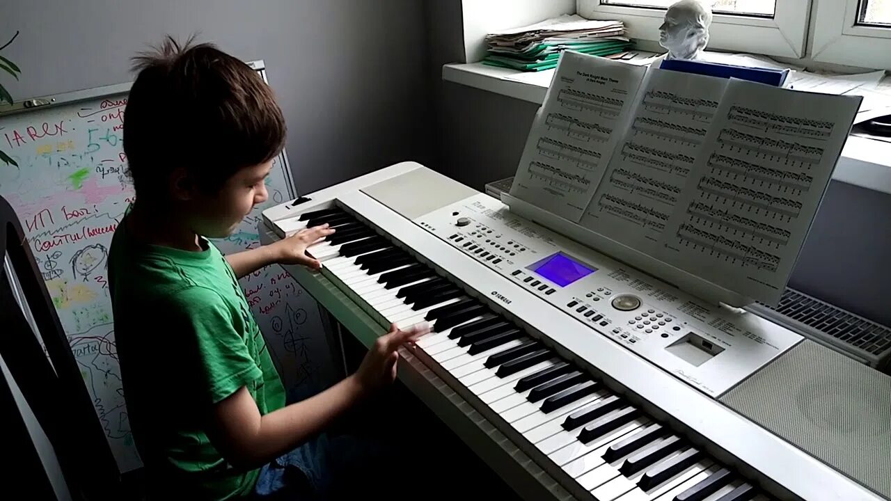Игра на синтезаторе. Синтезатор для школьника. Пианино синтезатор. Цифровое пианино песни