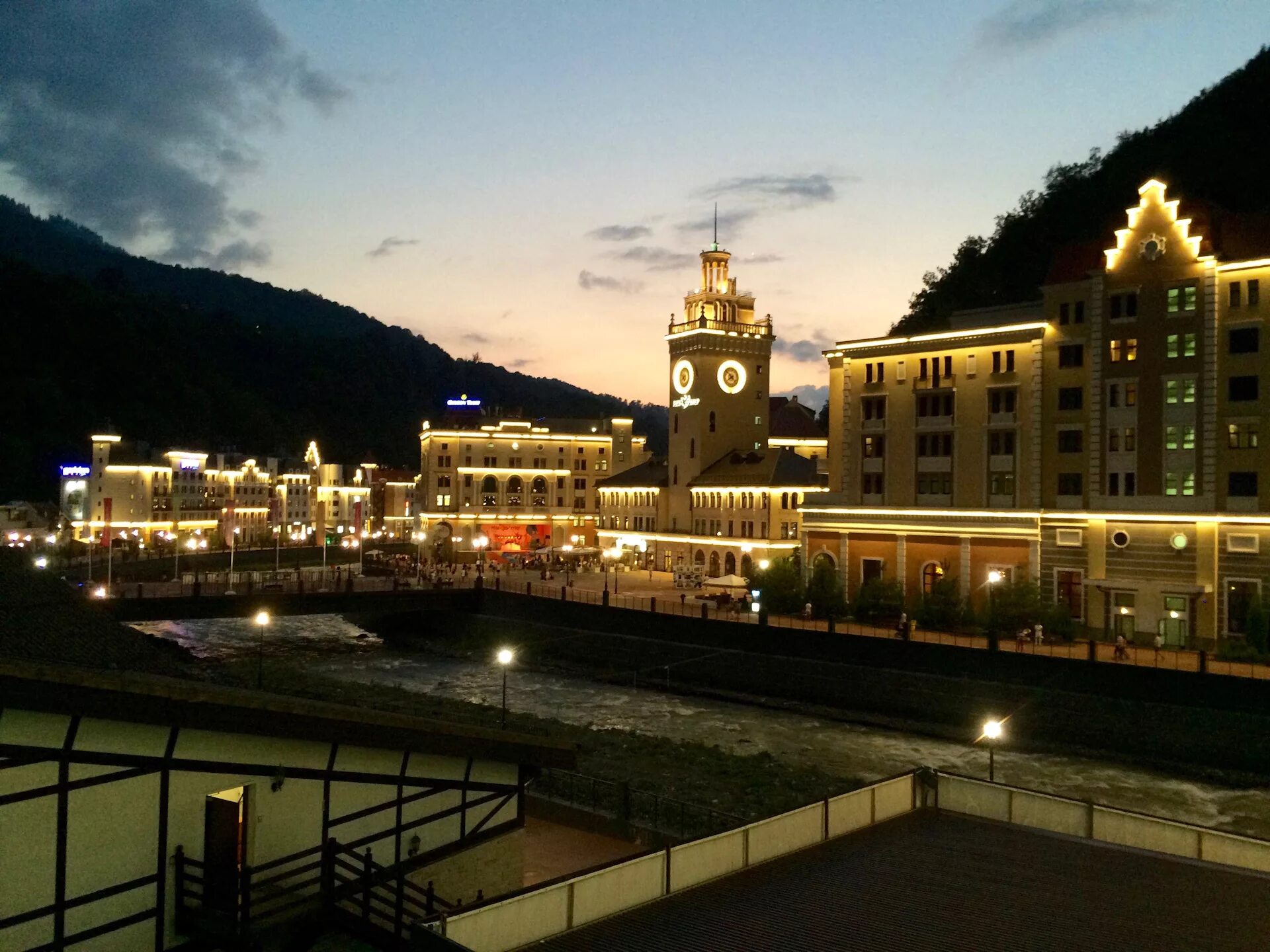 Вечерние трассы красная поляна. Красная поляна горнолыжный курорт. Красная поляна вечернее. Вечернее катание красная поляна. Красная поляна сочи эсто садок.