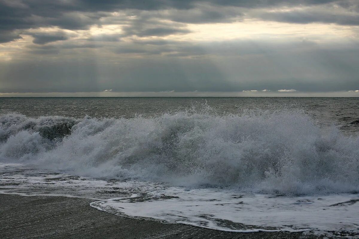 Песня море волнуется раз море волнуется три. Море волнуется. Волнующееся мрачное море. Море волнуется фото. Волнение на море фото.