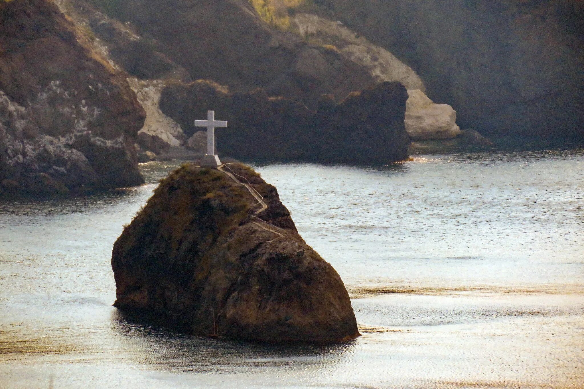 Скала святого георгия мыс фиолент. Мыс фиолент в крыму крест. Балаклава крым свято георгиевский монастырь. Святая скала. Скала святого явления.