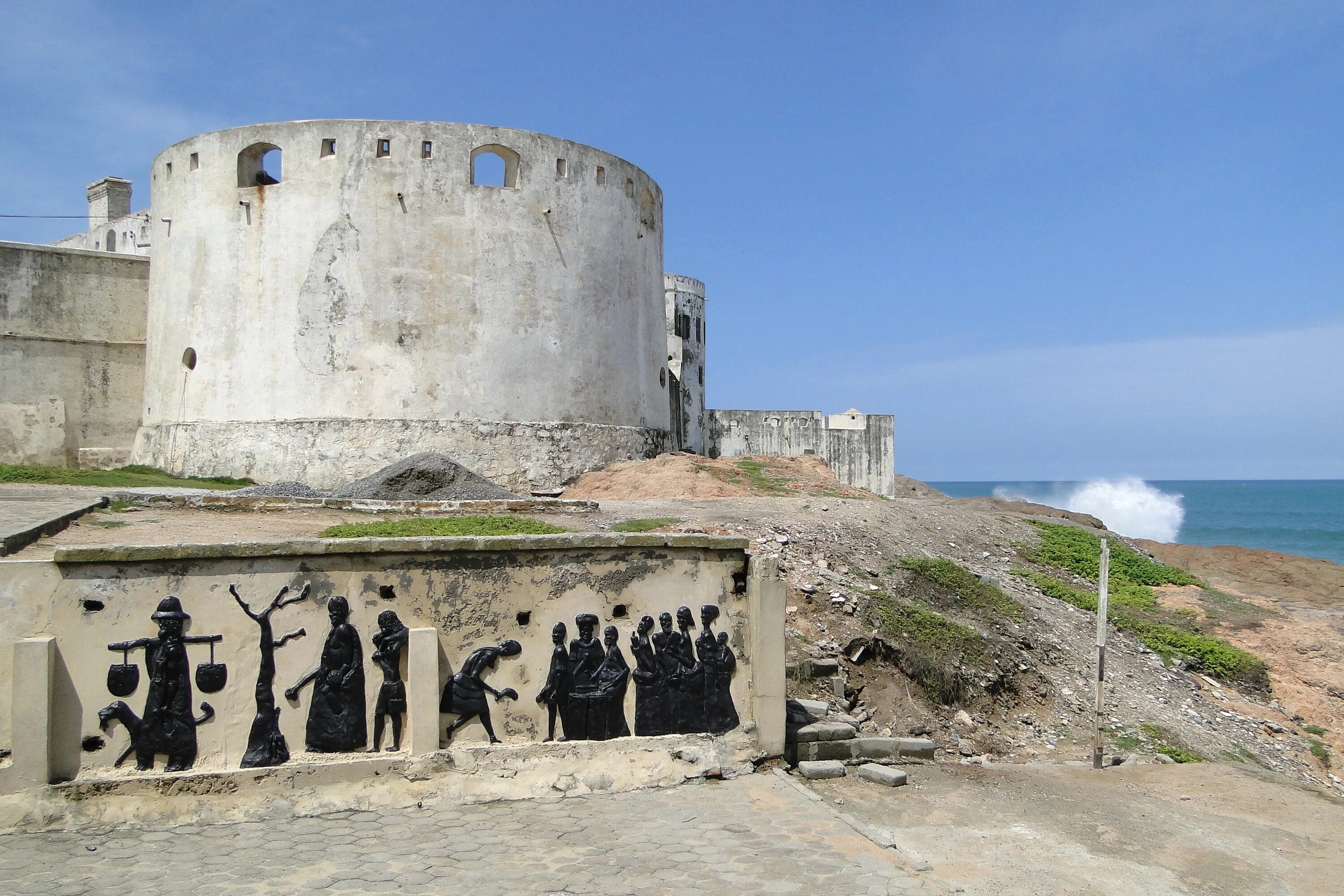 Замок работорговцев кейп-кост. Cape coast castle гана. Замок работорговцев кейп-кост. Кейп кост гана. Замок кейп кост.