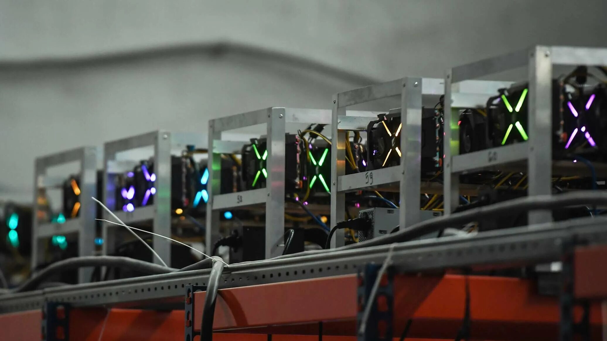 Zapret майнер. Antminer t9+. Оборудование для криптовалюты. Майнинг ферма. Оборудование для биткоинов.