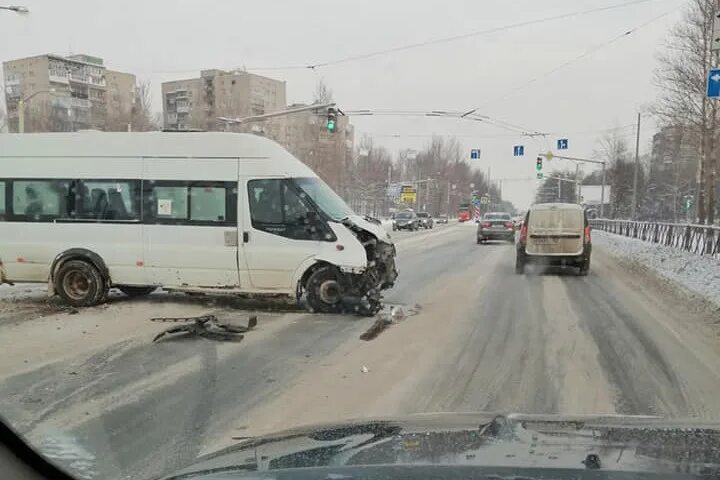 Тг буды. Микроавтобус едет по разбитой дороге. Бобслей на дорогах Ярославль.