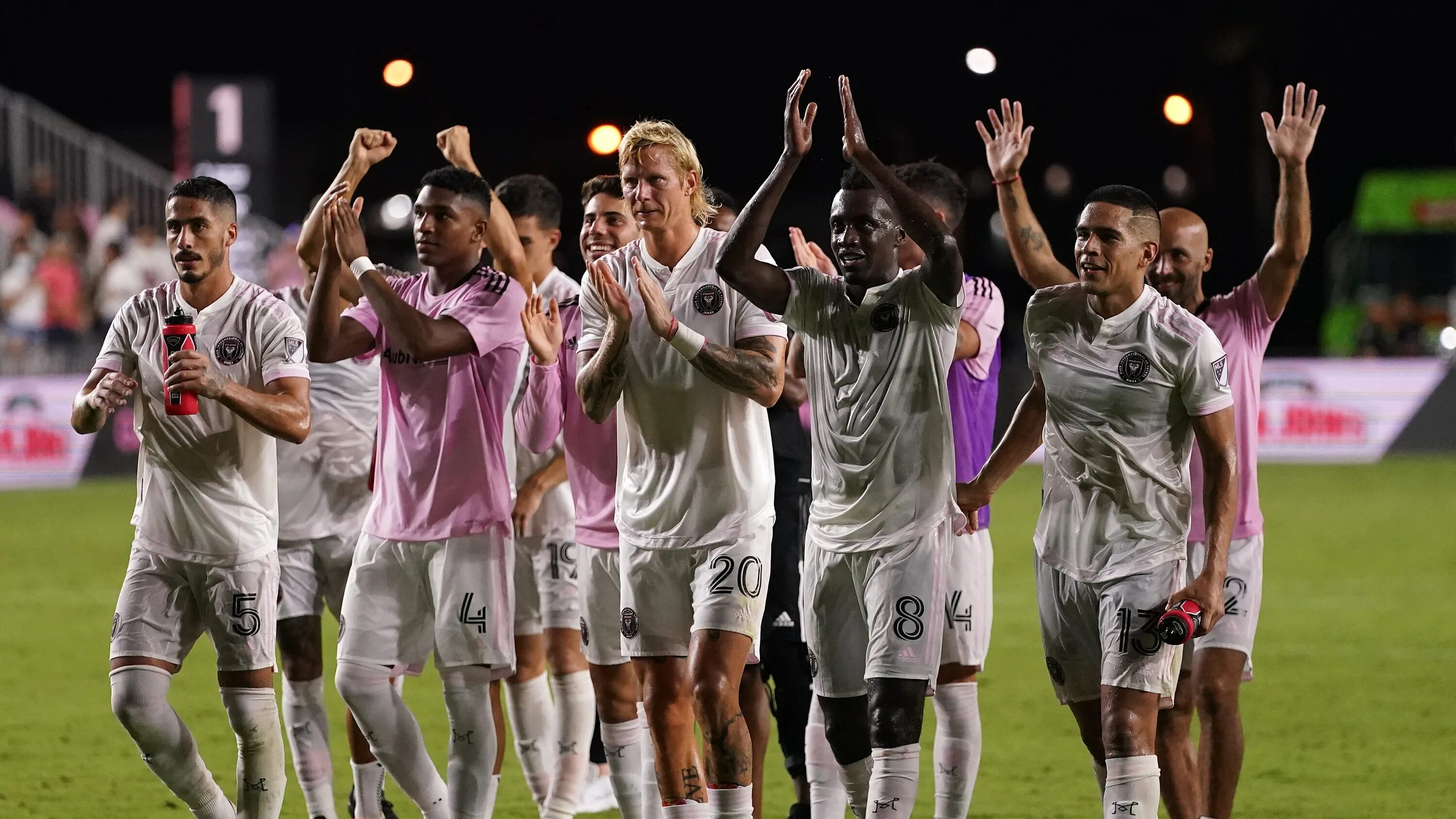 Интер майами. Майами футбольная команда. Интер майами футбольный коуб. Дэвид бекхэм интер майами. Барса интер майами.