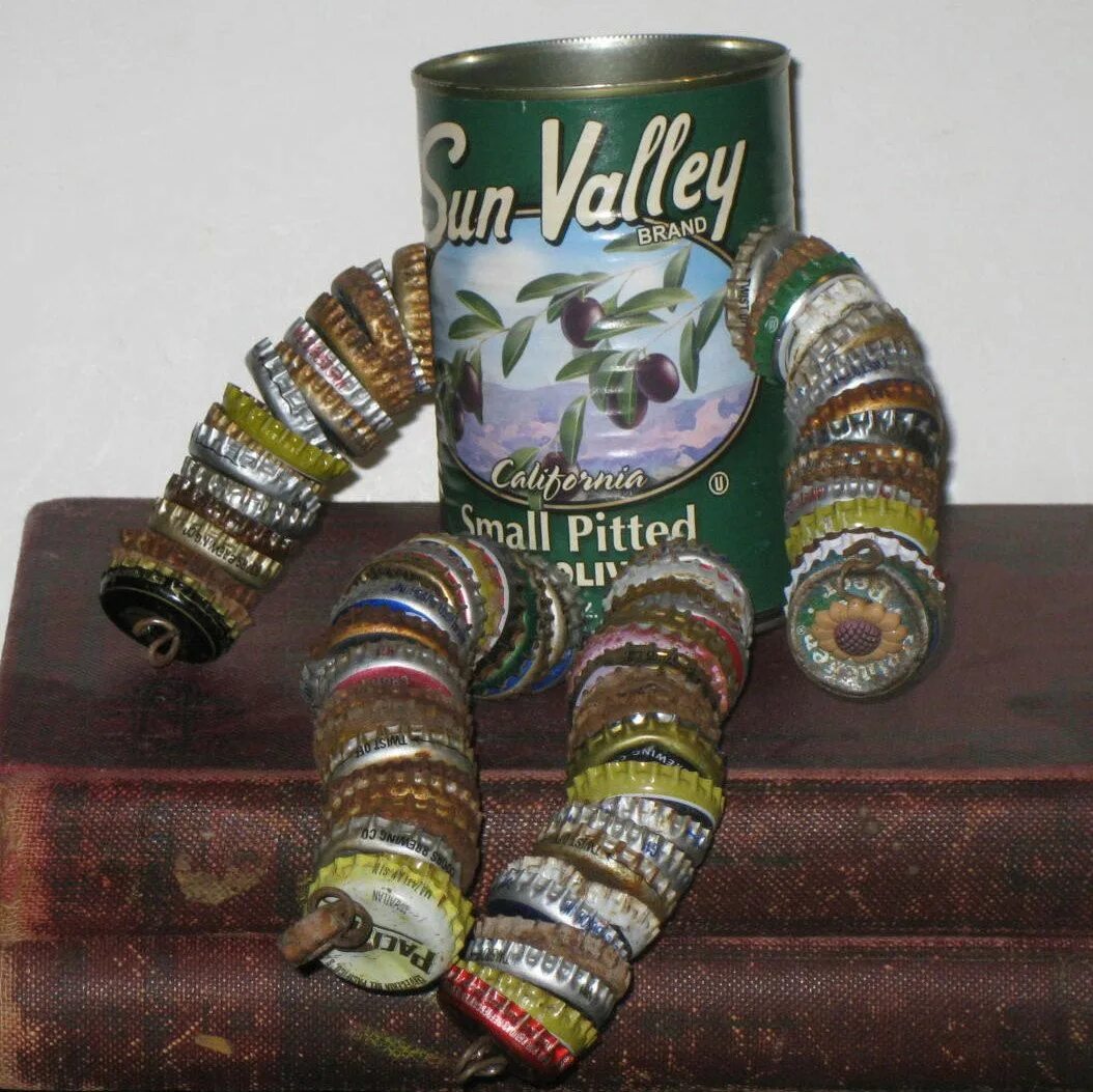 Что можно сделать из под банки энергетика. Из банок Энергетиков. Из банок от пива. Поделки из банок Энергетиков. Человечек из пивной банки