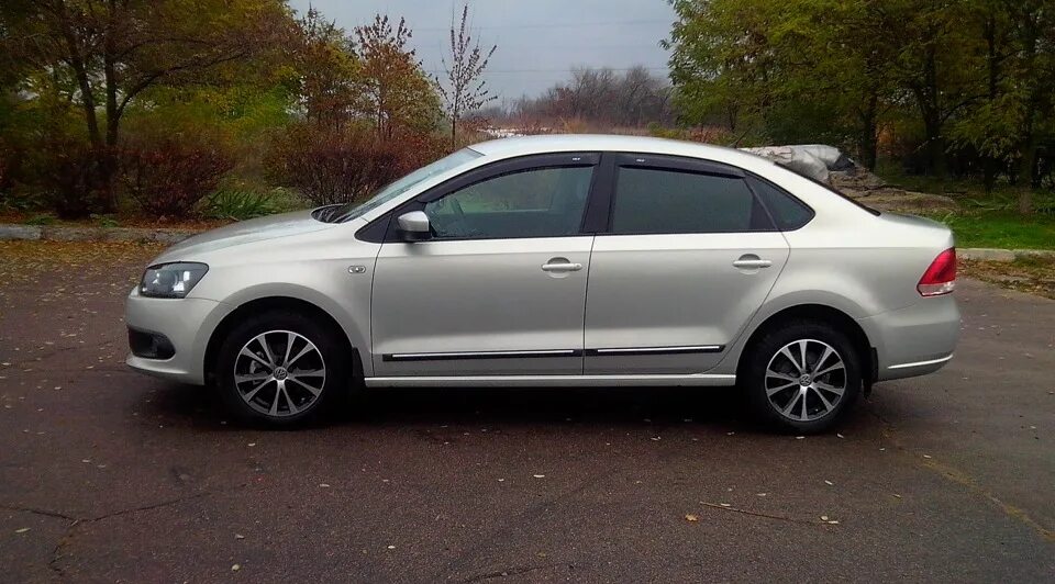 Молдинги на Фольксваген поло седан. Молдинги VW Polo sedan. Молдинги на двери Фольксваген поло седан. Молдинги на двери Фольксваген поло седан 2017. Купить двери фольксваген поло седан