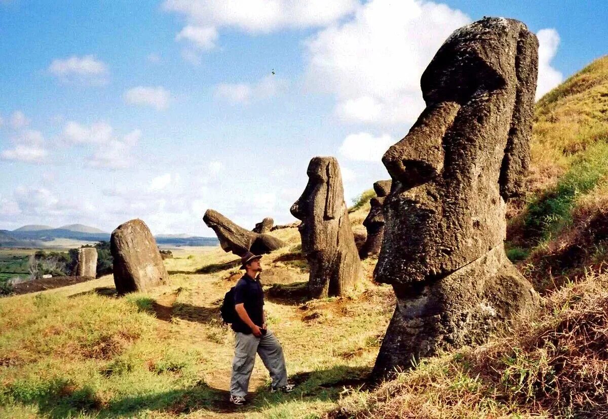 Каменные статуи острова Пасхи. Идолы острова Пасхи. Статуи истуканов на острове Пасхи. Остров Пасхи статуи Моаи.