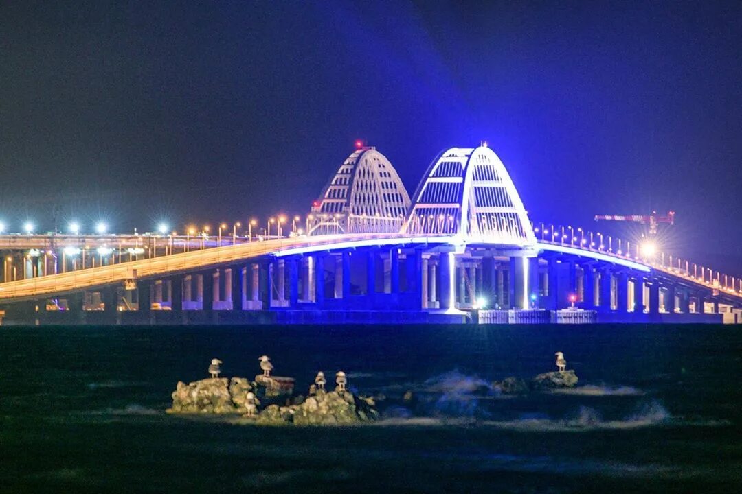 Сегодня ночью на крымском мосту. Крымский мост ночью керченский. достопримечательности крыма крымский мост. крымский мост керчь ночью. крымский мост ночью.