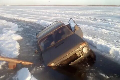 Машина провалилась под лед