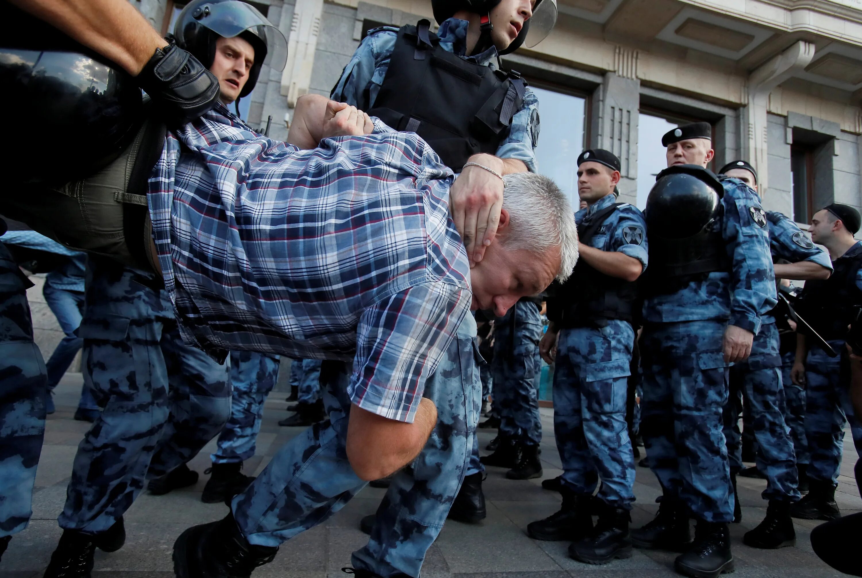 Полиция избивает митингующих. Полиция избивает протестующих.