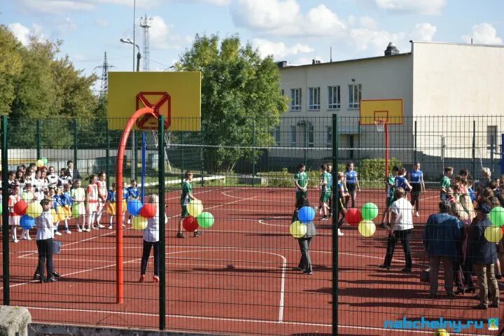 В челнах на 2 недели. Открытые площадки Набережные Челны. Спортивная площадка на набережной Сахалин. Спортивная площадка Набережные Челны канат.