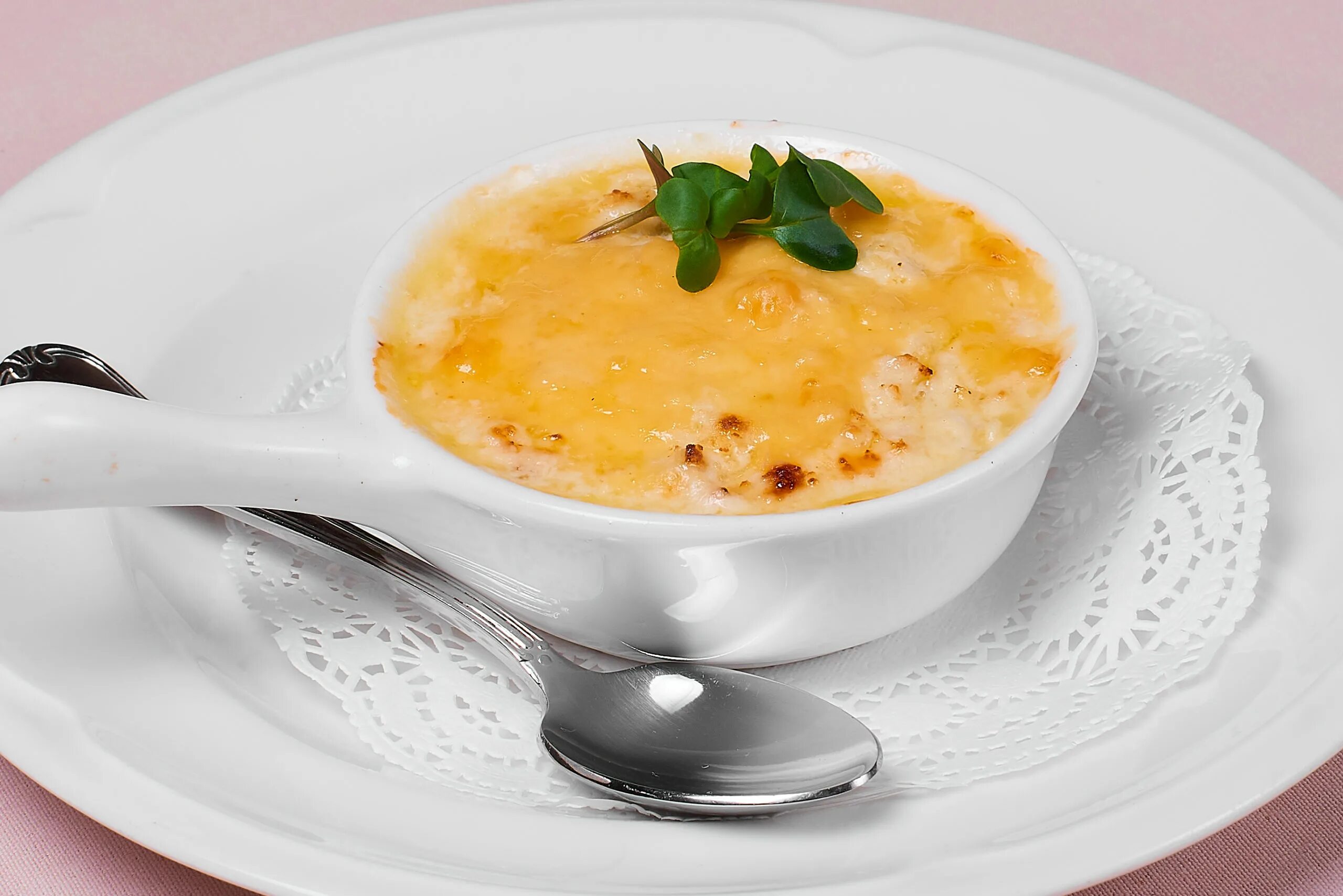 жульен из курицы с грибами. покажите жюльену. жульен с соусом бешамель. рамекин жульен. кокот грибной.