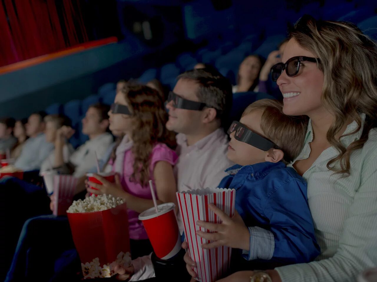 Семья кинозал. Дети в кинотеатре. Семья в кинотеатре. Семья кинозал. Поход в кино с семьей.
