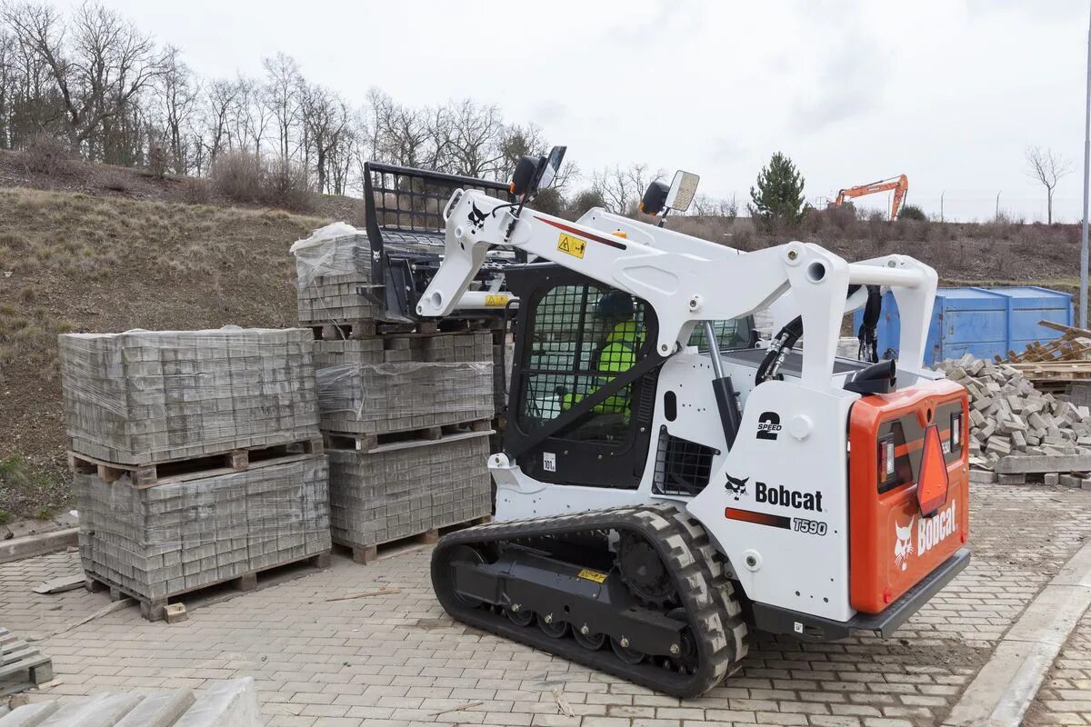 Bobcat гусеничный. Мини-погрузчик Bobcat t590. Бобкэт 590. Бобкэт т590 гусеничный. Погрузчик Bobcat т650.