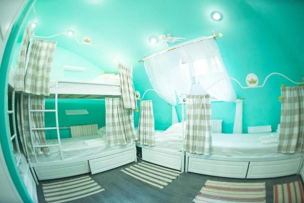 Хостел город патриаршие москва. Гостиница на патриарших. Хостел gorod патриаршие. Спиридоновка 16 хостел на патриарших номер телефона. Хостел gorod патриаршие.