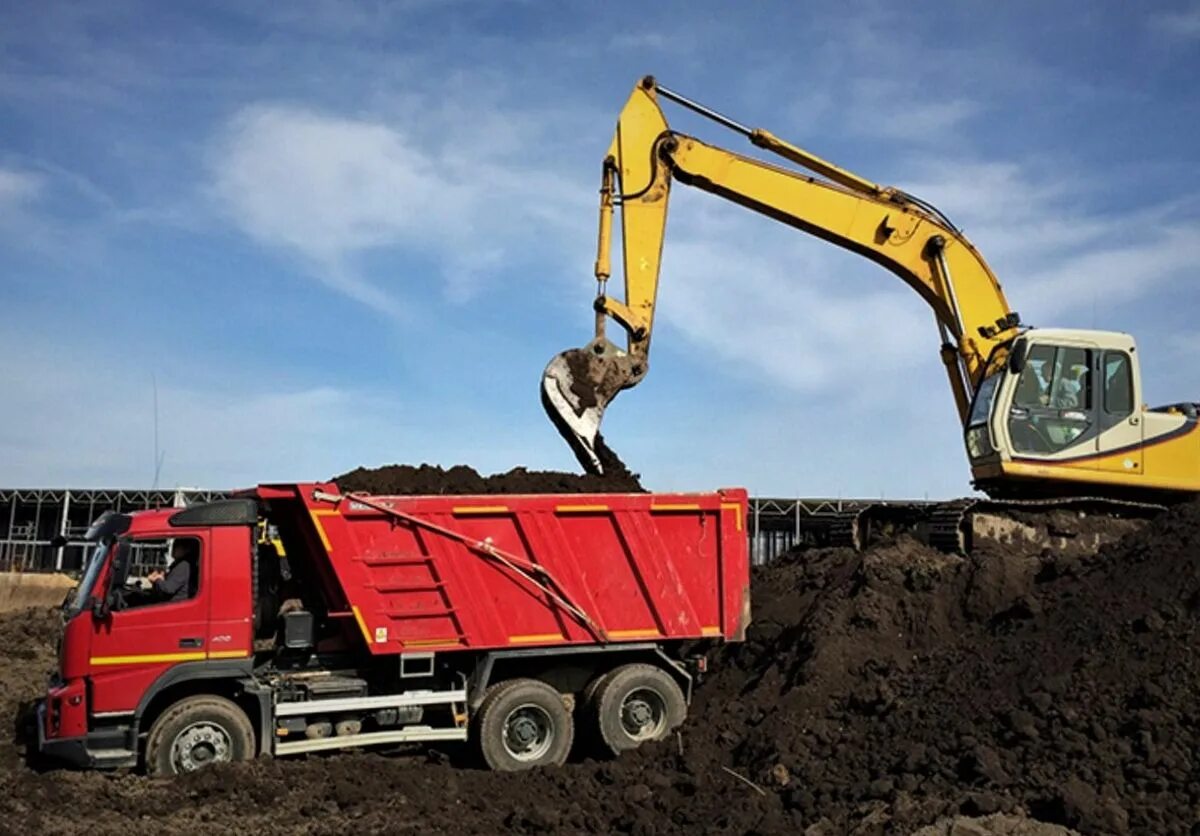 Разработка грунта в самосвал. Разработка котлована. Грунт экскаватор. Jcb 205 на котловане. Выемка грунта.