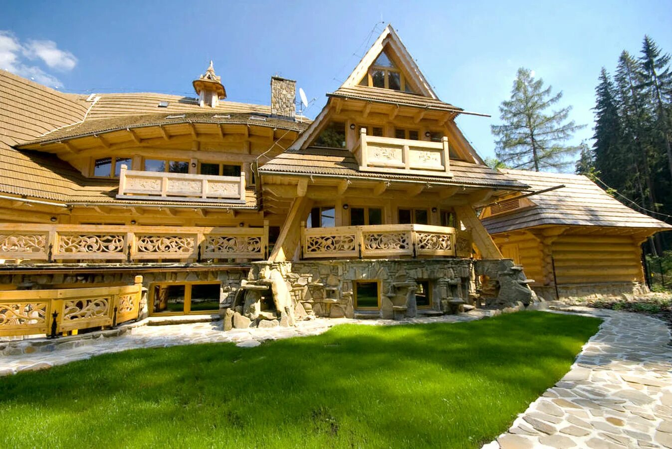 гостиница в славянском стиле. деревянные дома в славянском стиле. архитектура избы на руси. дом славян. изба в древней руси.