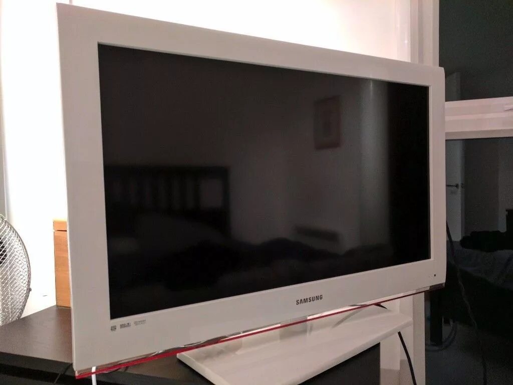 Телевизор самсунг белый 32. Самсунг 32 дюйма ТВ белый. Телевизор Samsung белый 42 дюйма. Телевизор Samsung 32 дюйма белый. Авито телевизор плоский