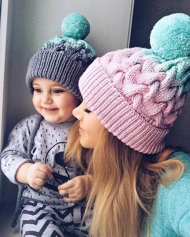Связанная мама и дочка. Стильные детские шапочки. Модные детские вязаные шапки. Шапка вязаная для девочки. Шапки мама и дочка.
