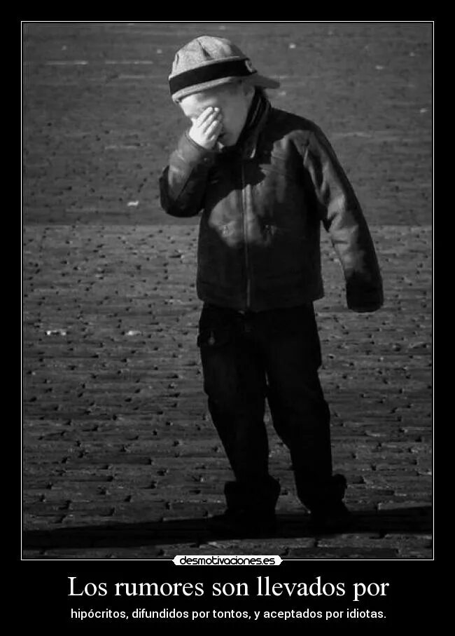 Грустные фото на аву для парней. Человек в капюшоне сидит. Грустный молодой человек. Грустная фото на аву пацан. Грустные картинки для парней.