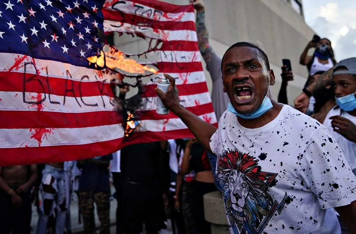 Афроамериканцы в сша. Протесты в сша 2020. Культура американских темнокожих. Футболка полиция нью-йорка. Число афроамериканцев.