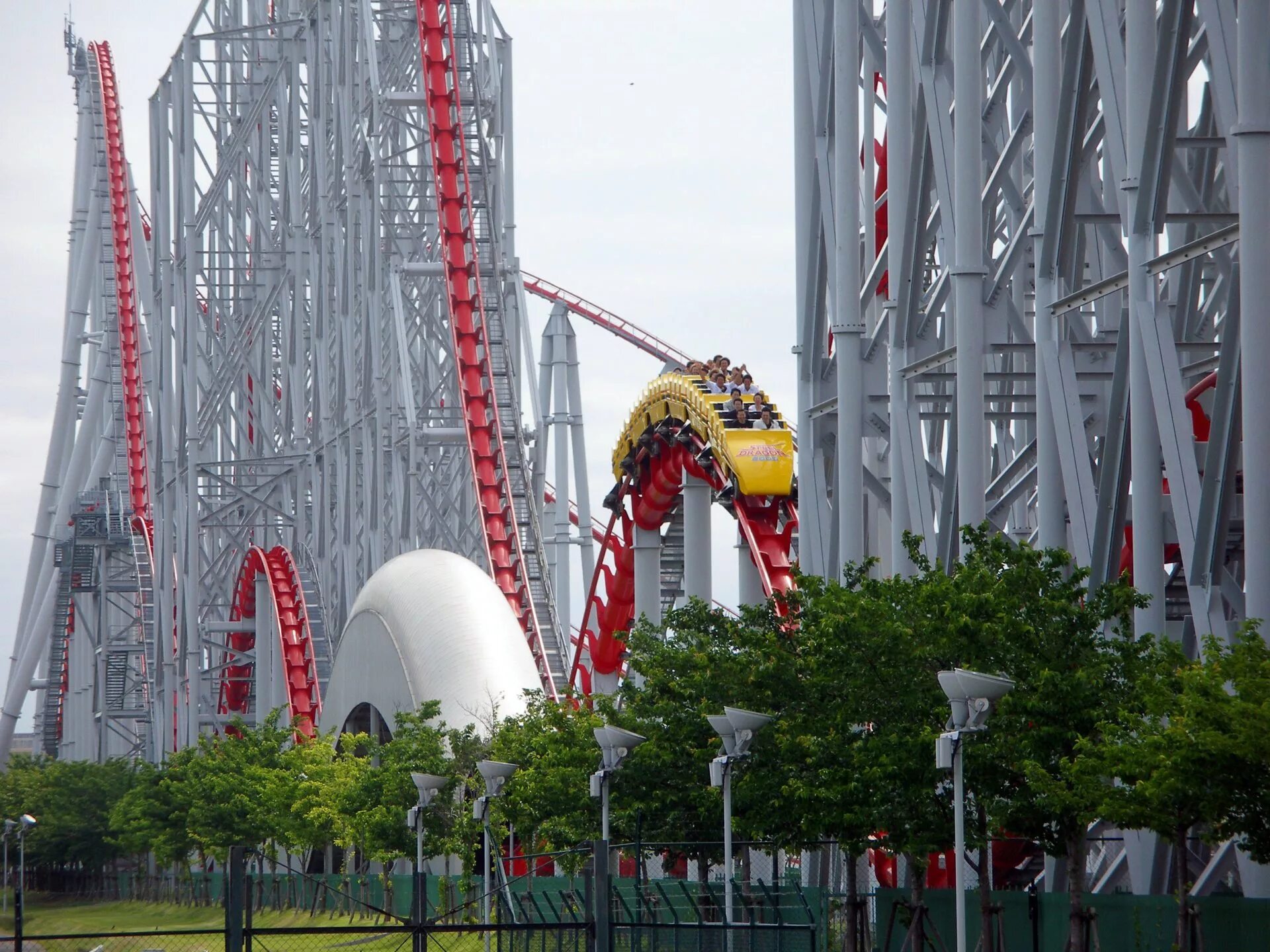 Американские горки. Takabisha (парк fuji-q highland), фудзиёсида, япония. Парк аттракционов в москве американские горки. Самый страшный аттракцион в мире. Fuji-q highland парки развлечений.