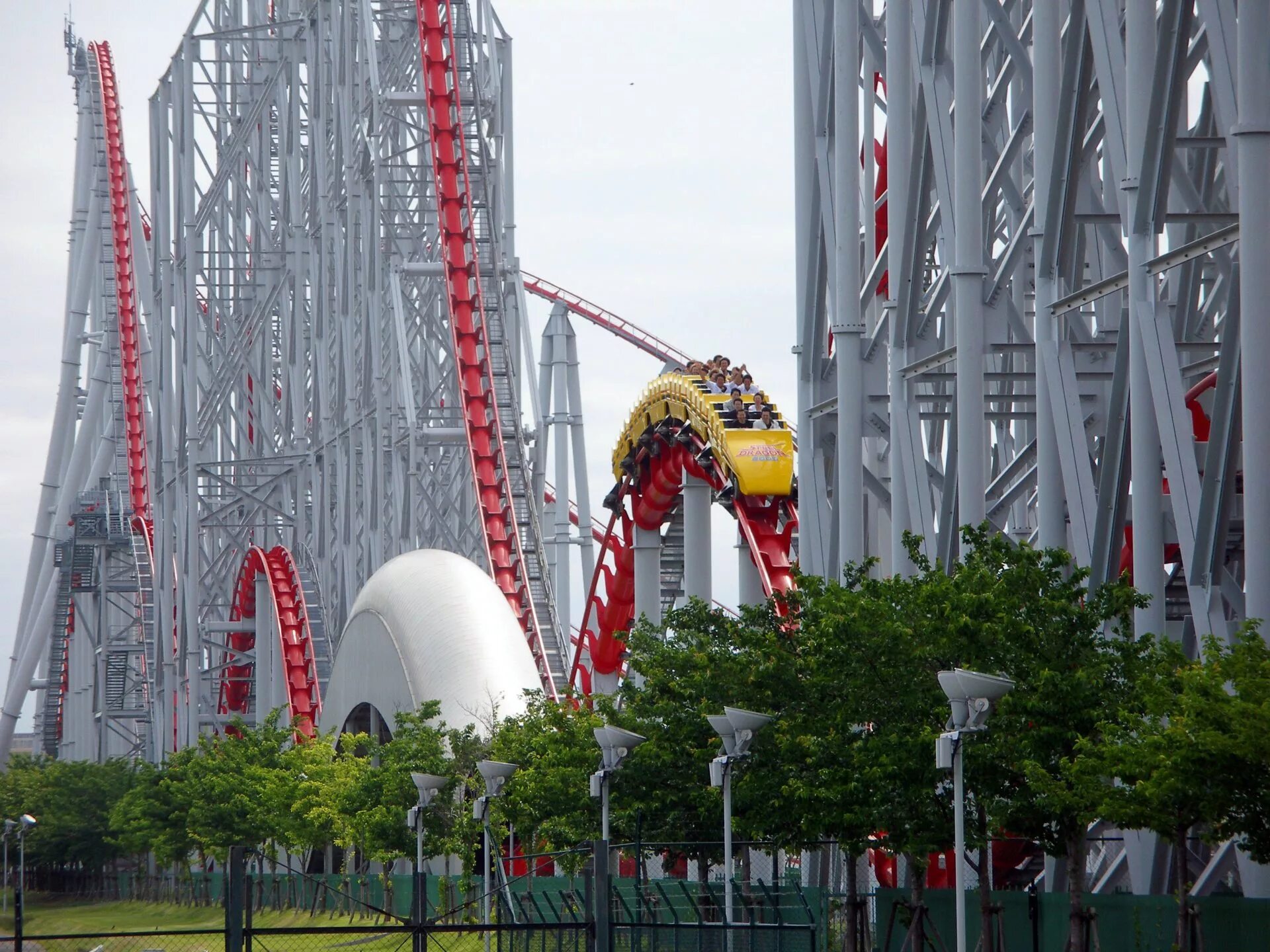 Steel Dragon 2000, парк развлечений Nagashima Spa Land. Steel Dragon 2000 (Нагасима, Япония). Япония аттракционы Steel Dragon. Стальной дракон, Nagashima Spa Land — Япония.