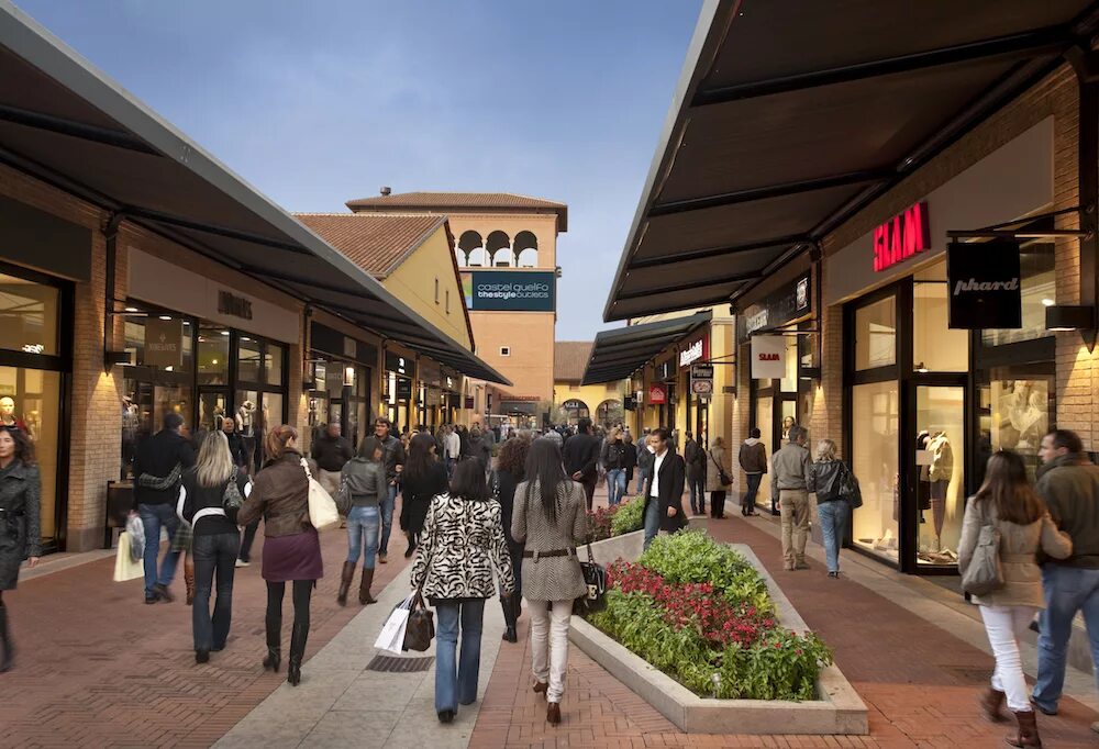 Serravalle outlet. Серравалле аутлет Рим. Outlet Village Италия. Шоппинг в Италии аутлет Serravalle.