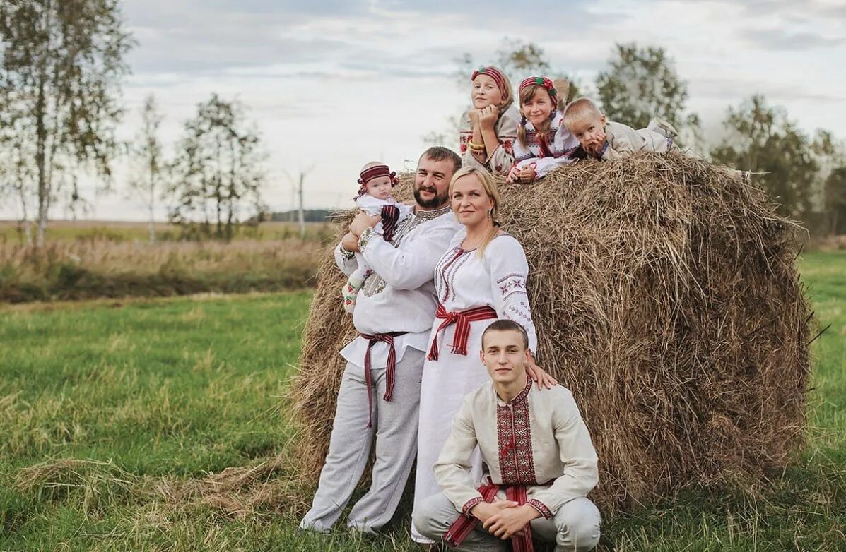 Семья на руси. Счастливая семья россия. Фотосессия в русском стиле. Славянская семья. Славянская семья.
