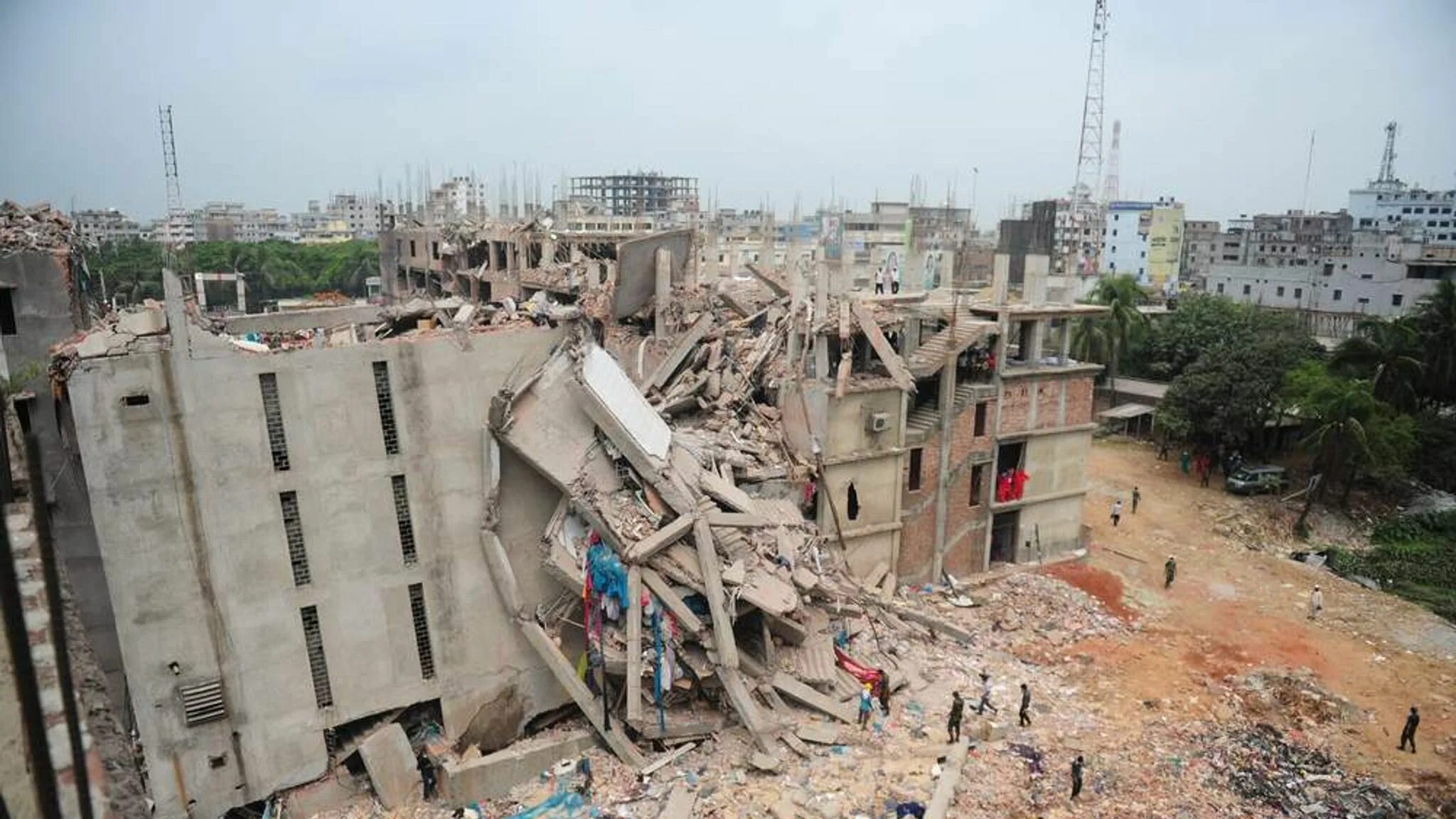 Обрушение зданий чс. Картинки из игры коллапс. Caused the collapse. Champlain towers south америка. Новая коллапс игра.