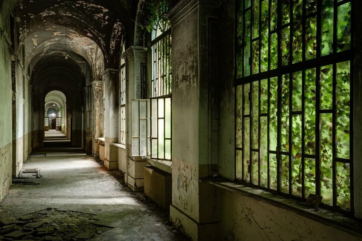 Заброшенный госпиталь (abandoned Hospital Red). Психиатрическая больница в Москве заброшка. Заброшенная психиатрическая больница в Италии. Сан Сальви психиатрическая лечебница. Тенистый психиатрическая больница