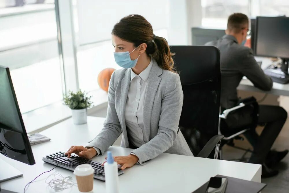 А 4 работает в офисе. Работник офиса. офис с сотрудниками. работает в офисе. офисный сотрудник.