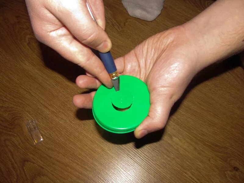 Пластмассовая крышка с отверстием внутри. Как сделать отверстие в крышке. Сверление отверстий для бусин. Как сделать отверстие в крышке. Как сделать отверстие в крышке.