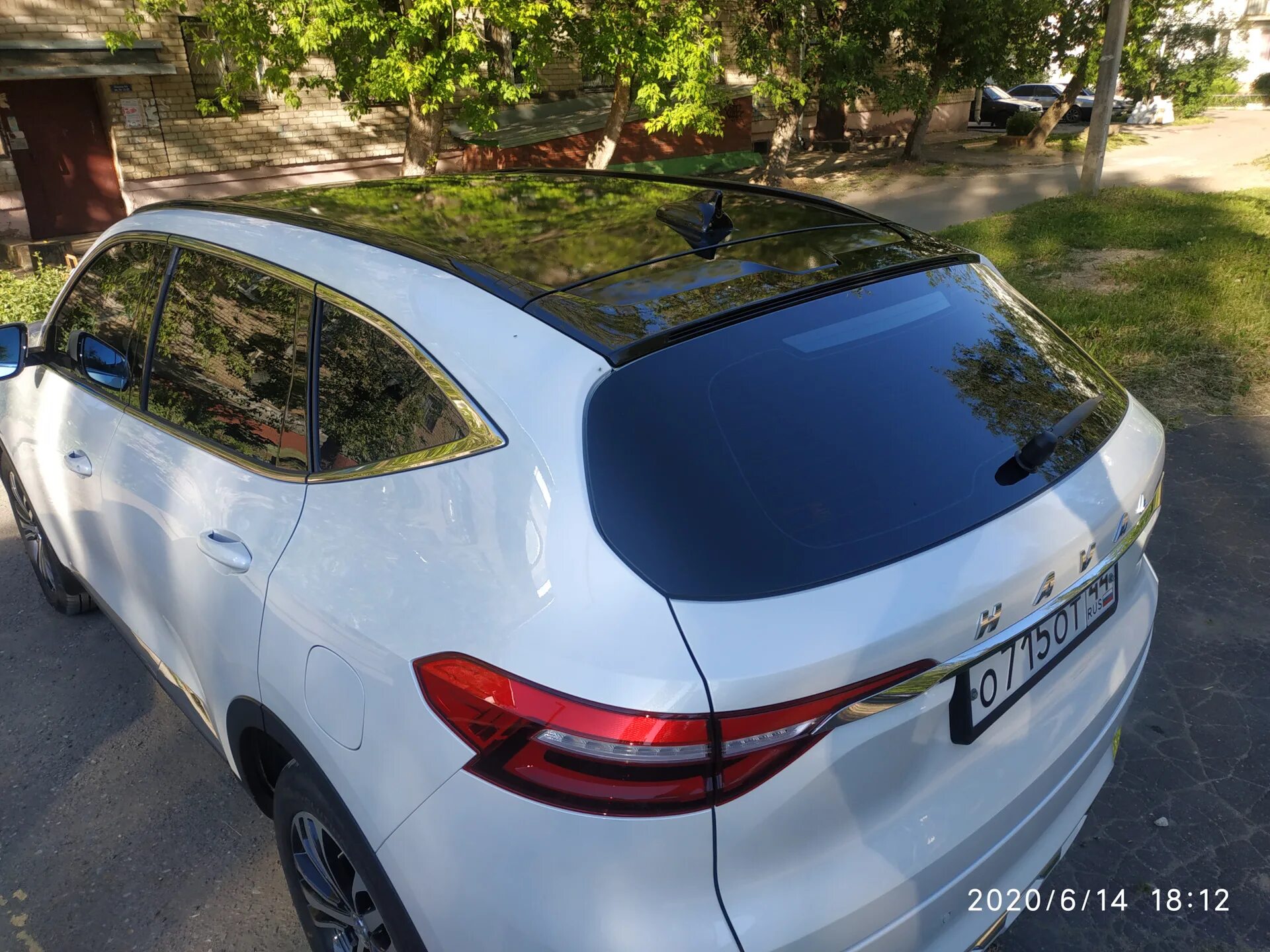 Автобокс haval f7x. Поперечины на haval f7. Рейлинги haval f7x. Крыша хавал ф7. Haval fx7 панорамная крыша.