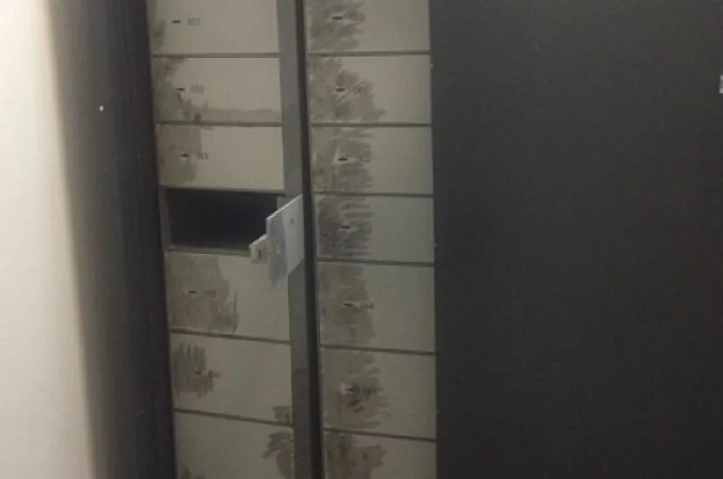 камера хранения в пятерочке. люди в черном ячейка камеры хранения. сейфовые ячейки. банк с сейфовыми ячейками. депозитные ячейки в гостинице.