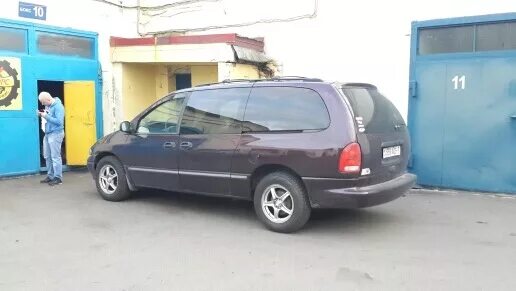 Dodge caravan 4 красный раптор. Диски 17 на додж караван 4. Диски 17 на додж караван 4. Колеса dodge caravan. Додж караван 4 колеса размер.