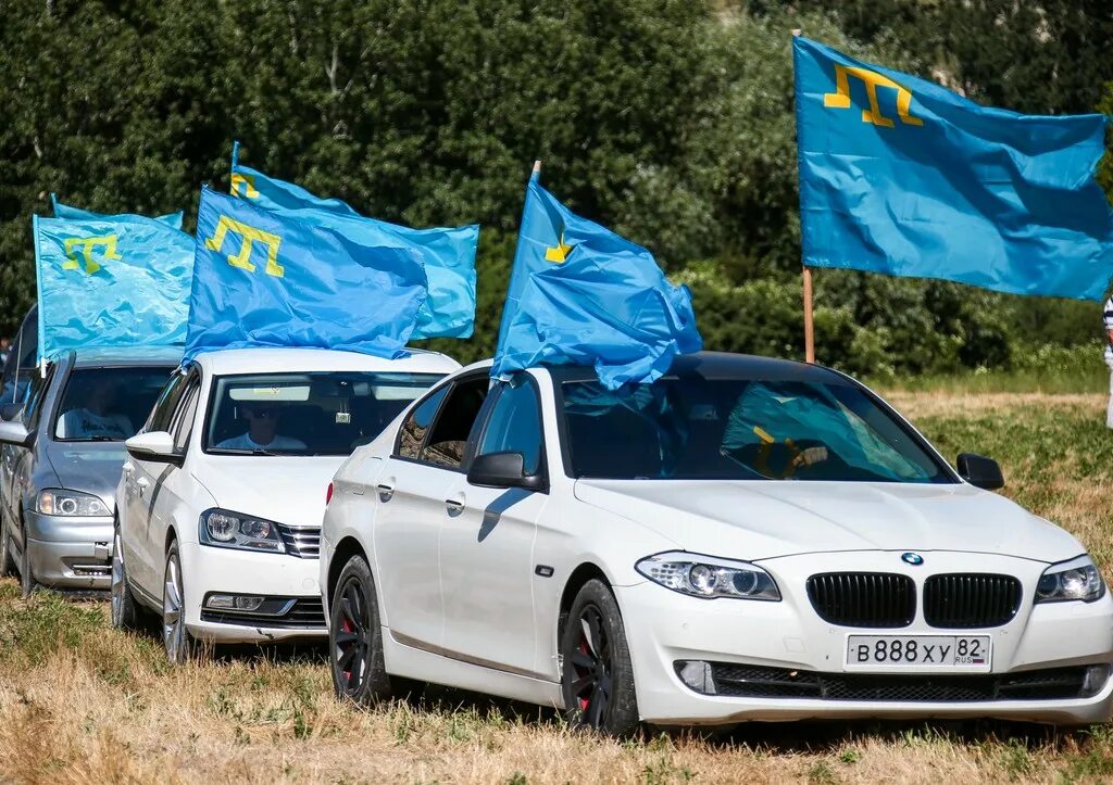 Новинки татарских в машину. Крымскотатарский флажок на машину. Машина с крымскотатарским флагом. Машина с крымсуо татарскими флагами. Флажки крымскотатарские на машину.