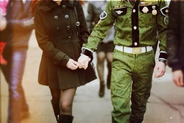 Девушка и парень в форме. Парень в форме с девушкой. девушка с военным парнем без лица. мой солдат моя гордость. военный с девушкой без лица.