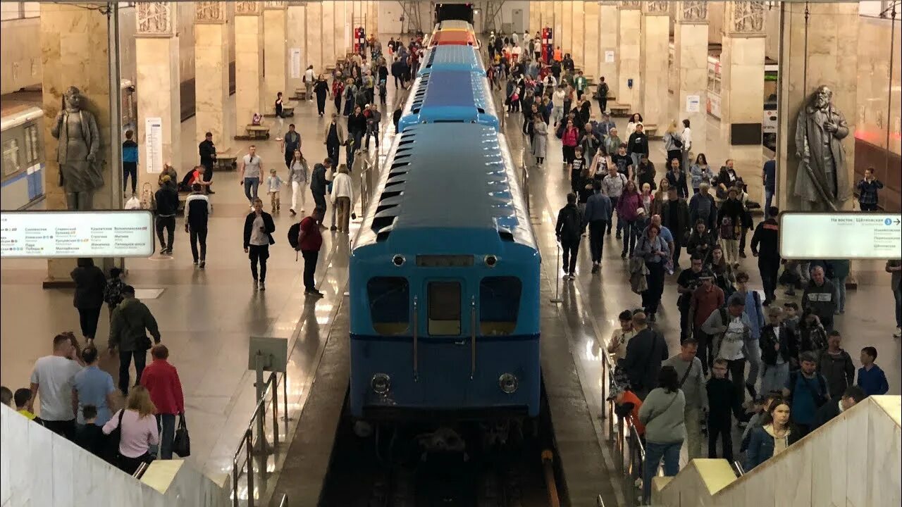 Выставка поездов в Москве. Ретро поезд метро. Станция поезда. Выставка вагонов на Партизанской 2023.