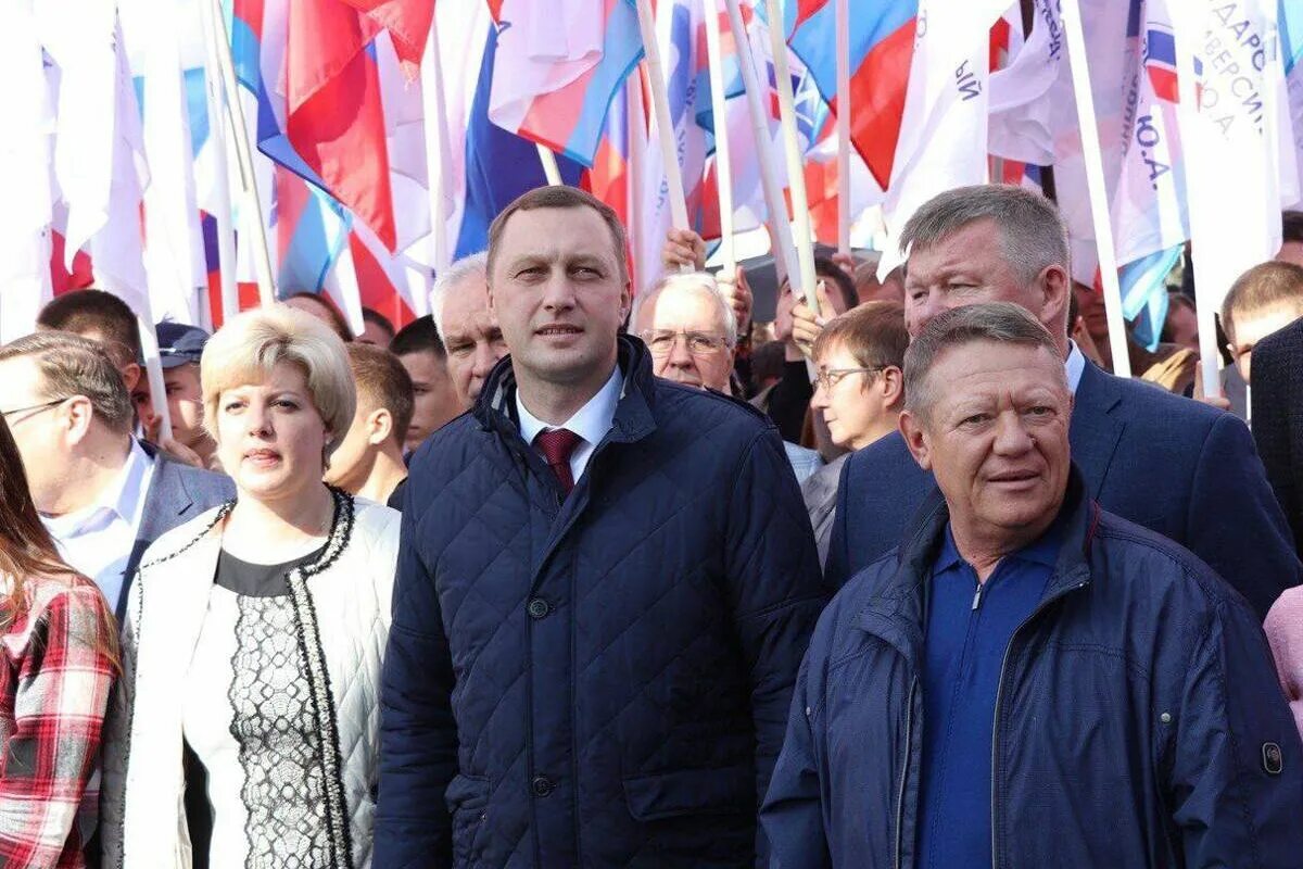 Где 23 февраля 2014 года состоялся митинг. Единая Россия Саратов митинг. Митинг 22 февраля 2023 Саратов. Митинг Единой России. Митинг концерт Саратов.