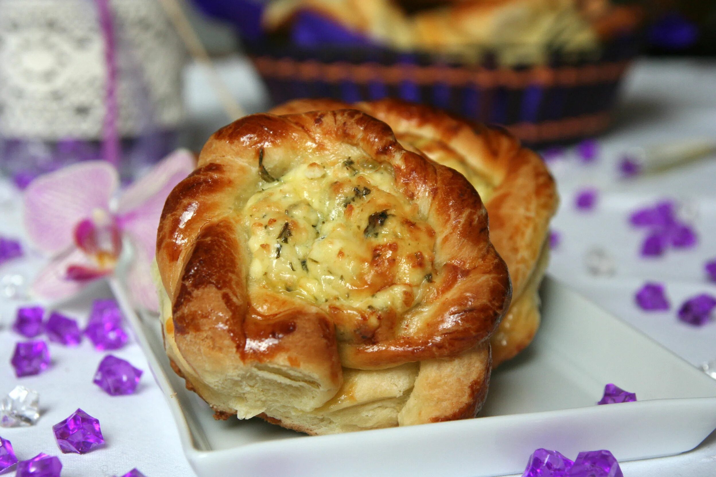 булочки с ветчиной. плюшки с ветчиной и сыром. булка с ветчиной и сыром. дрожжевые булочки с сыром. булочки с ветчиной.