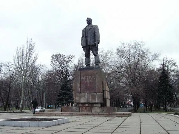 Артемов донецк. Памятник артёма в Донецке. Пам'ятник Артем Донецк. Памятник Артему и улица в Донецке. Артем Донбасс памятник.