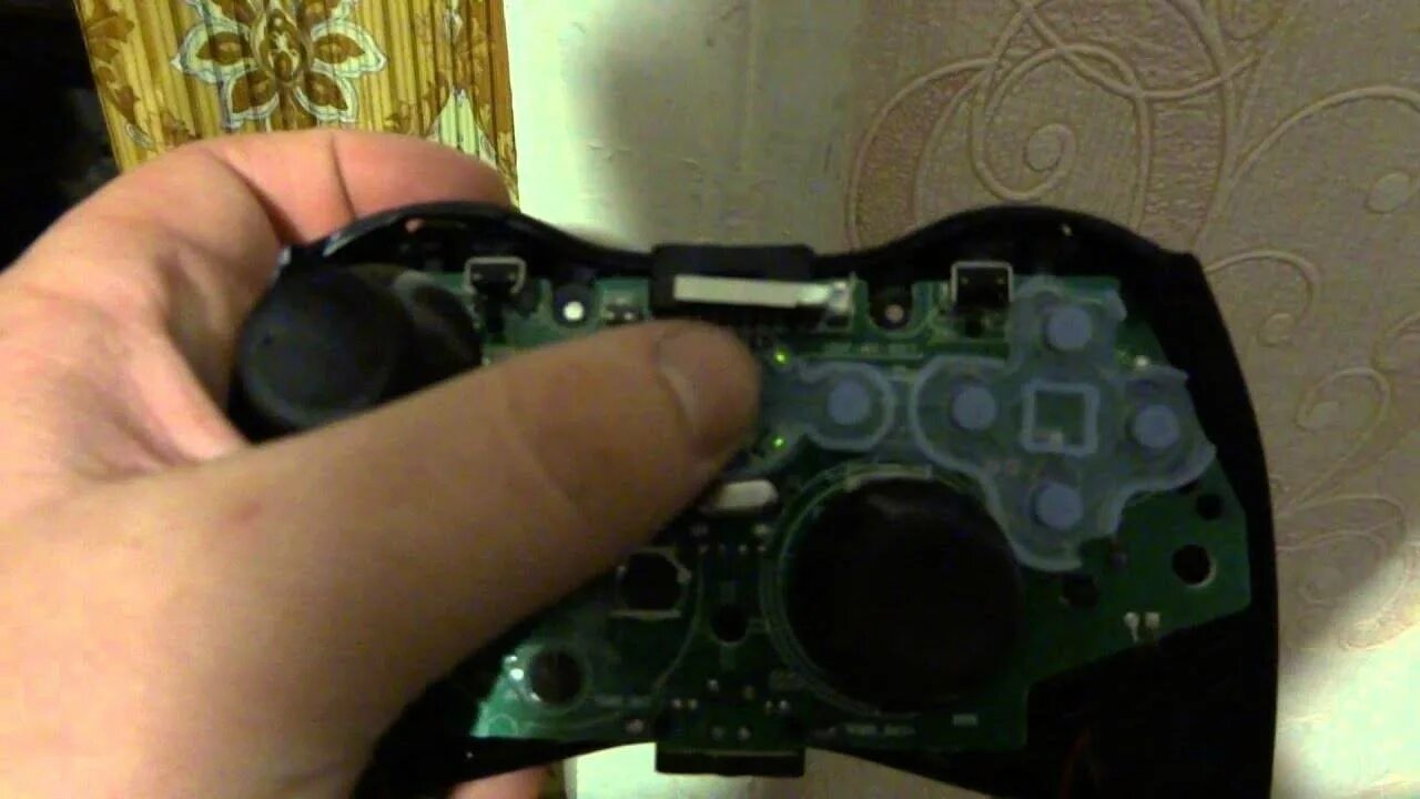 Джойстик на Xbox 360 беспроводной мигает. Плата проводного геймпада Xbox 360. Приемника от геймпада Xbox 360 разобранный. Перестал включаться джойстик Xbox 360. Включить джойстик 360